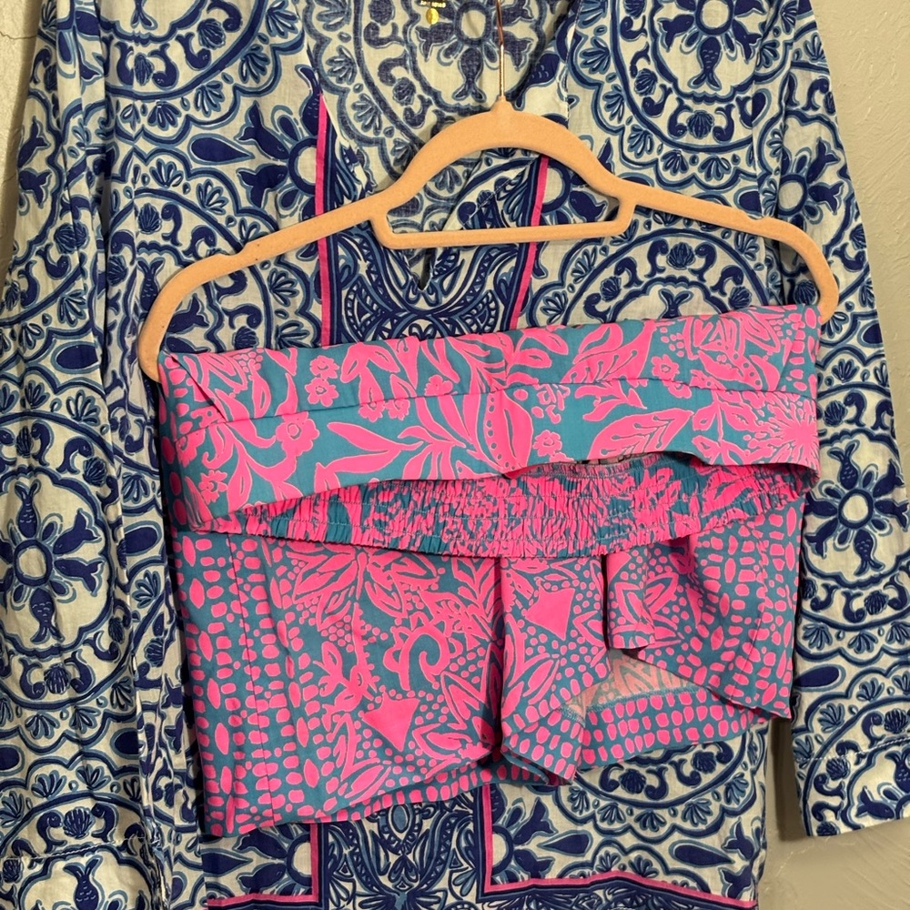 Lilly Pulitzer Blue and White Graphic Tunic. Shirt and shorts. Two piece set.